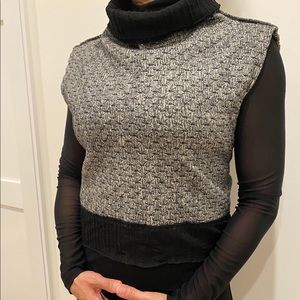 Sleeveless cropped sweater with back tie.